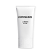Product Ο Dior La Mousse OFF/ON είναι ένας αφρός καθαρισμού προσώπου που συνδυάζει την αποτελεσματικότητα με την απαλότητα. Με σύνθεση που περιλαμβάνει 90% συστατικά φυσικής προέλευσης, καθαρίζει βαθιά την επιδερμίδα, απομακρύνοντας ρύπους, μακιγιάζ και περίσσεια σμήγματος. Εμπλουτισμένος με γαλλικό νούφαρο από τους κήπους του Dior, προσφέρει αποτοξινωτική δράση, ενώ διατηρεί την ενυδάτωση και την ισορροπία του δέρματος. Η πλούσια, κρεμώδης υφή του μετατρέπεται σε αφρό κατά την εφαρμογή, αφήνοντας την επιδερμίδα καθαρή, απαλή και αναζωογονημένη. Κατάλληλος για όλους τους τύπους δέρματος, αποτελεί ιδανική επιλογή για καθημερινή χρήση. thumbnail image