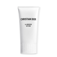 Product Ο Dior La Mousse OFF/ON είναι ένας αφρός καθαρισμού προσώπου που συνδυάζει την αποτελεσματικότητα με την απαλότητα. Με σύνθεση που περιλαμβάνει 90% συστατικά φυσικής προέλευσης, καθαρίζει βαθιά την επιδερμίδα, απομακρύνοντας ρύπους, μακιγιάζ και περίσσεια σμήγματος. Εμπλουτισμένος με γαλλικό νούφαρο από τους κήπους του Dior, προσφέρει αποτοξινωτική δράση, ενώ διατηρεί την ενυδάτωση και την ισορροπία του δέρματος. Η πλούσια, κρεμώδης υφή του μετατρέπεται σε αφρό κατά την εφαρμογή, αφήνοντας την επιδερμίδα καθαρή, απαλή και αναζωογονημένη. Κατάλληλος για όλους τους τύπους δέρματος, αποτελεί ιδανική επιλογή για καθημερινή χρήση. base image