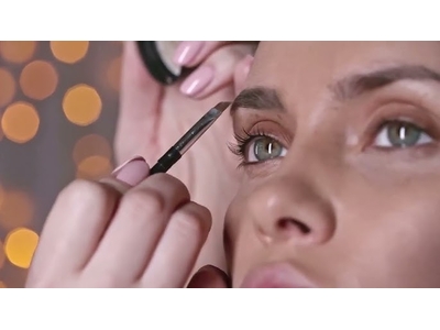 Μακιγιάζ για Πράσινα Μάτια και Ξανθά Μαλλιά: Οδηγός για ένα Εντυπωσιακό Look