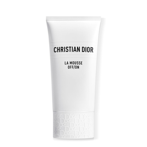 Product Ο Dior La Mousse OFF/ON είναι ένας αφρός καθαρισμού προσώπου που συνδυάζει την αποτελεσματικότητα με την απαλότητα. Με σύνθεση που περιλαμβάνει 90% συστατικά φυσικής προέλευσης, καθαρίζει βαθιά την επιδερμίδα, απομακρύνοντας ρύπους, μακιγιάζ και περίσσεια σμήγματος. Εμπλουτισμένος με γαλλικό νούφαρο από τους κήπους του Dior, προσφέρει αποτοξινωτική δράση, ενώ διατηρεί την ενυδάτωση και την ισορροπία του δέρματος. Η πλούσια, κρεμώδης υφή του μετατρέπεται σε αφρό κατά την εφαρμογή, αφήνοντας την επιδερμίδα καθαρή, απαλή και αναζωογονημένη. Κατάλληλος για όλους τους τύπους δέρματος, αποτελεί ιδανική επιλογή για καθημερινή χρήση. base image