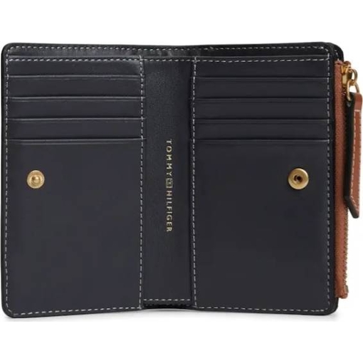 Product Tommy Hilfiger Γυναικείο Μεγάλο Πορτοφόλι Logo Script Plaque Leather Bifold Wallet Καφέ base image